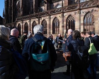  W. Elbert erklärt die aktuellen Arbeiten am Münster. Foto: Elke Wickerath