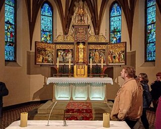 Maître Ebéniste Christian Deichtmann zeigt seine Arbeiten am Altar. Foto: Katrin Hermann