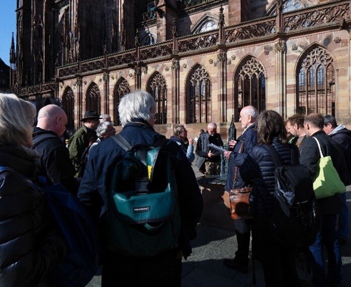  W. Elbert erklärt die aktuellen Arbeiten am Münster. Foto: Elke Wickerath