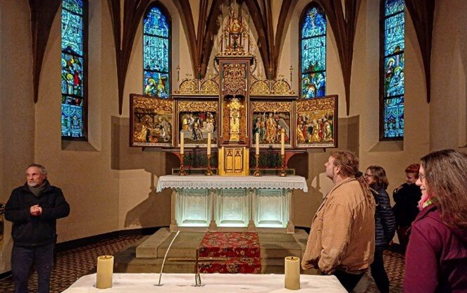 Maître Ebéniste Christian Deichtmann zeigt seine Arbeiten am Altar. Foto: Katrin Hermann