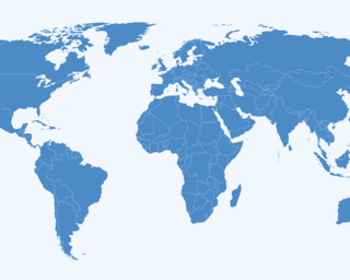Die Weltkarte zeigt die Kontinente in einem einheitlichen blauen Farbton auf hellem Hintergrund, ohne politische Grenzen oder Beschriftungen.
